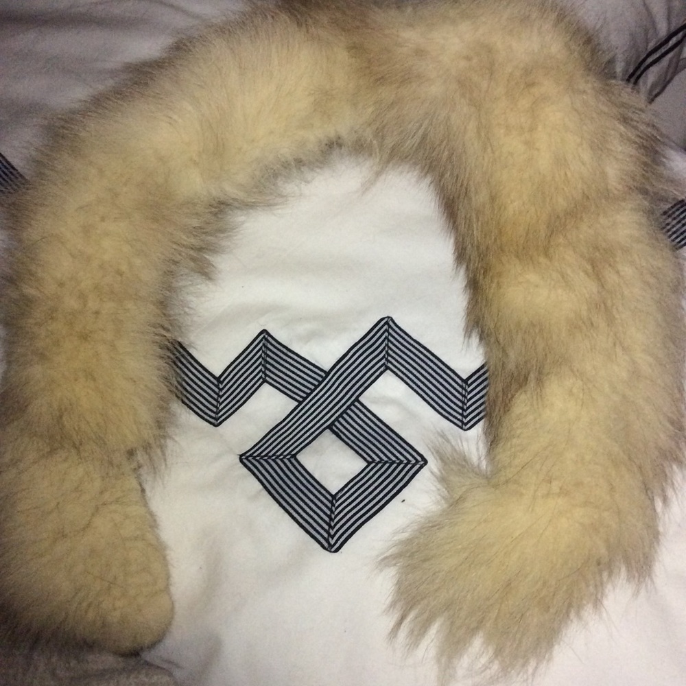 Real fur collar